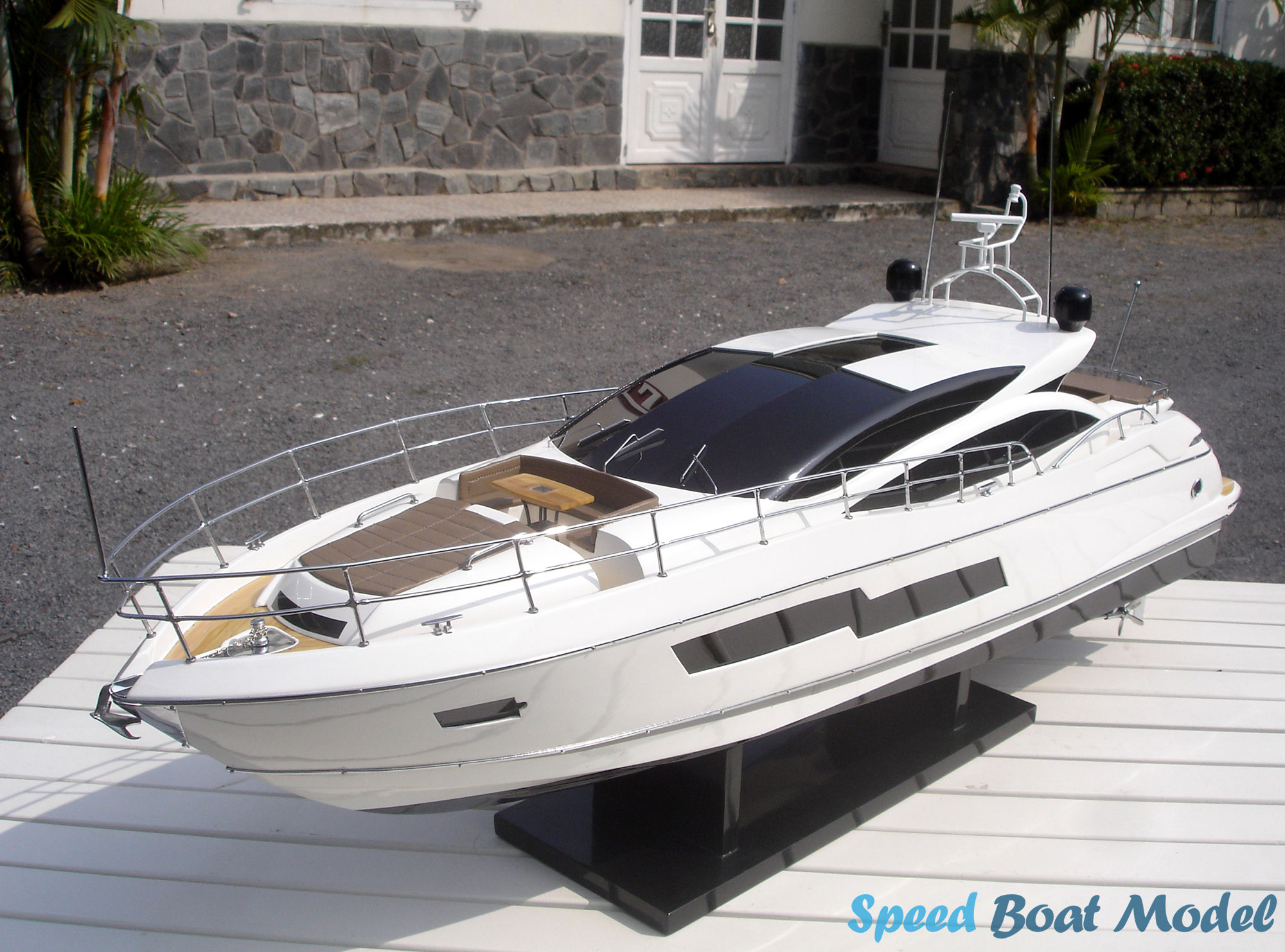 Sunseeker Predator 80 Modern Yacht Model 32.6