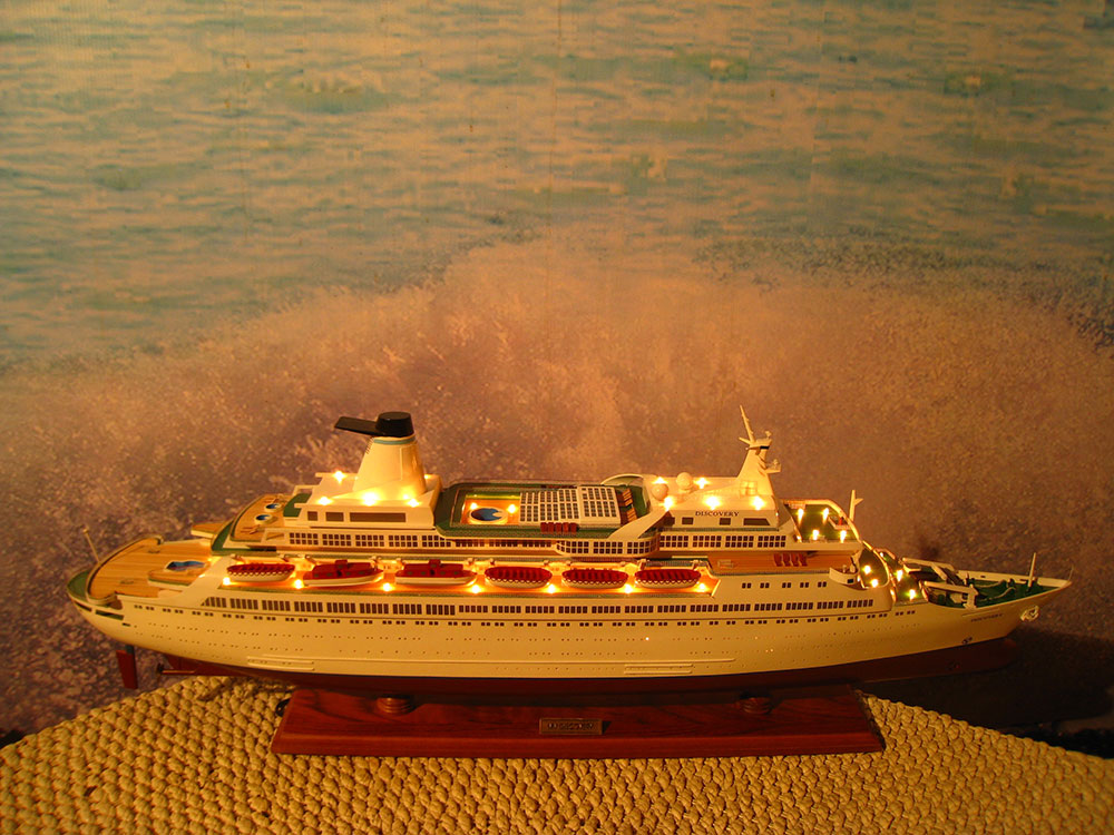 Discovery Boat Model With Light Lenght 100