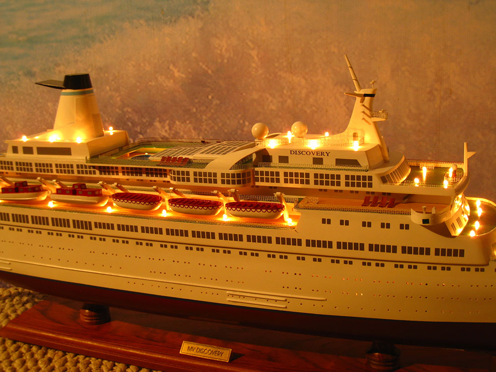 Discovery Boat Model With Light Lenght 100