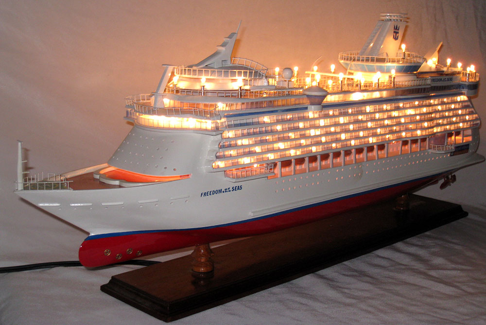 Freedom Of The Seas Boat Model With Light Lenght 80