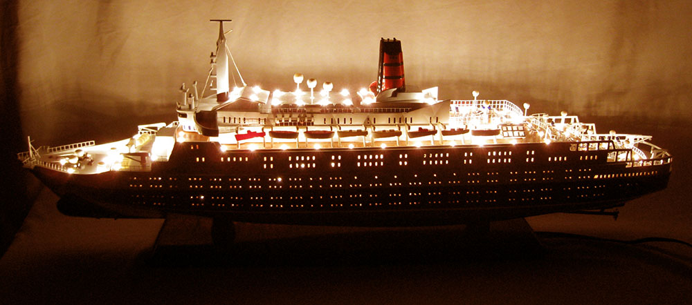 Queen Elizabeth II Boat Model With Light Lenght 100
