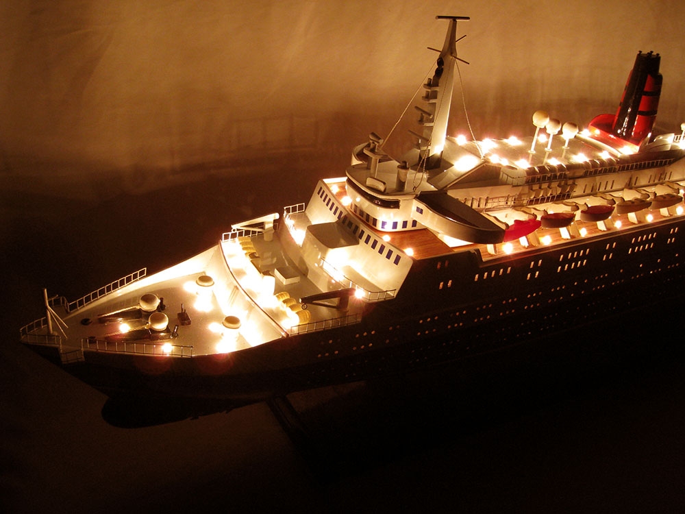 Queen Elizabeth II Boat Model With Light Lenght 100