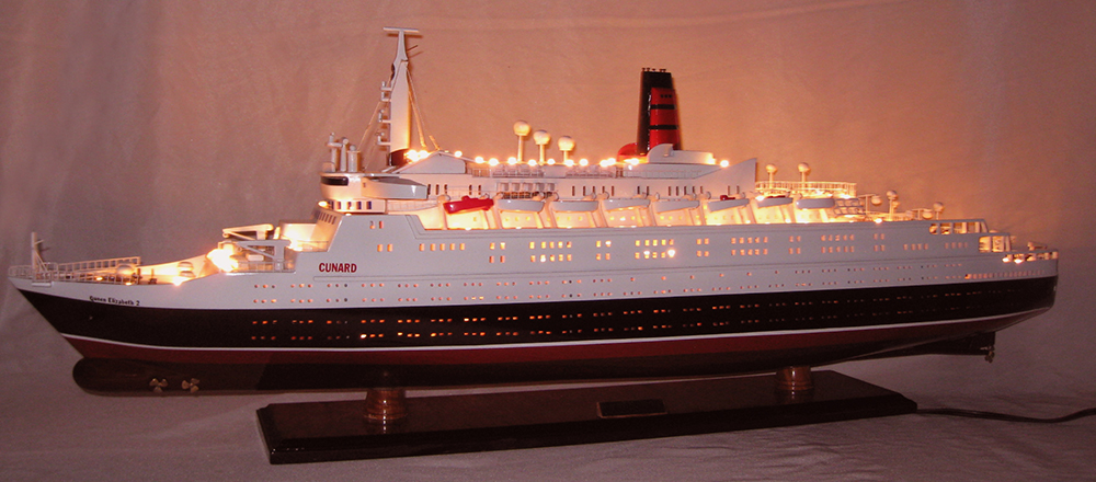 Queen Elizabeth II Boat Model With Light (7)