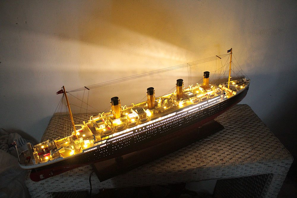 Rms Titanic (special Edition) Boat Model With Light