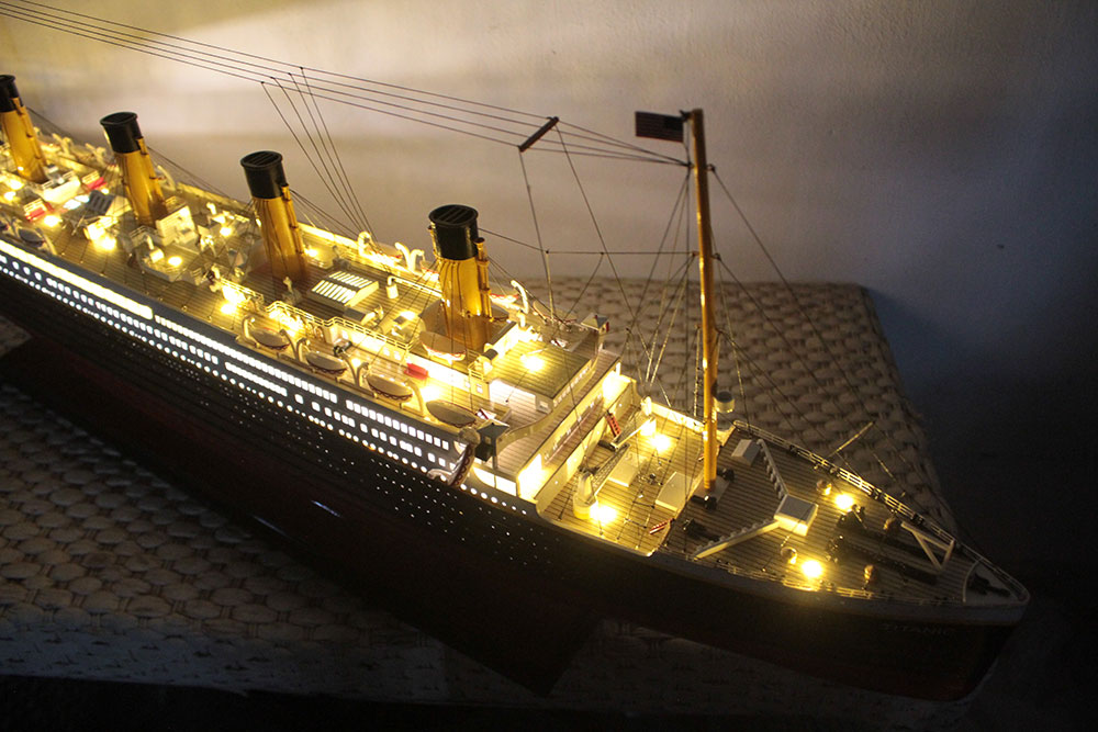 Rms Titanic (Special Edition) Boat Model With Light