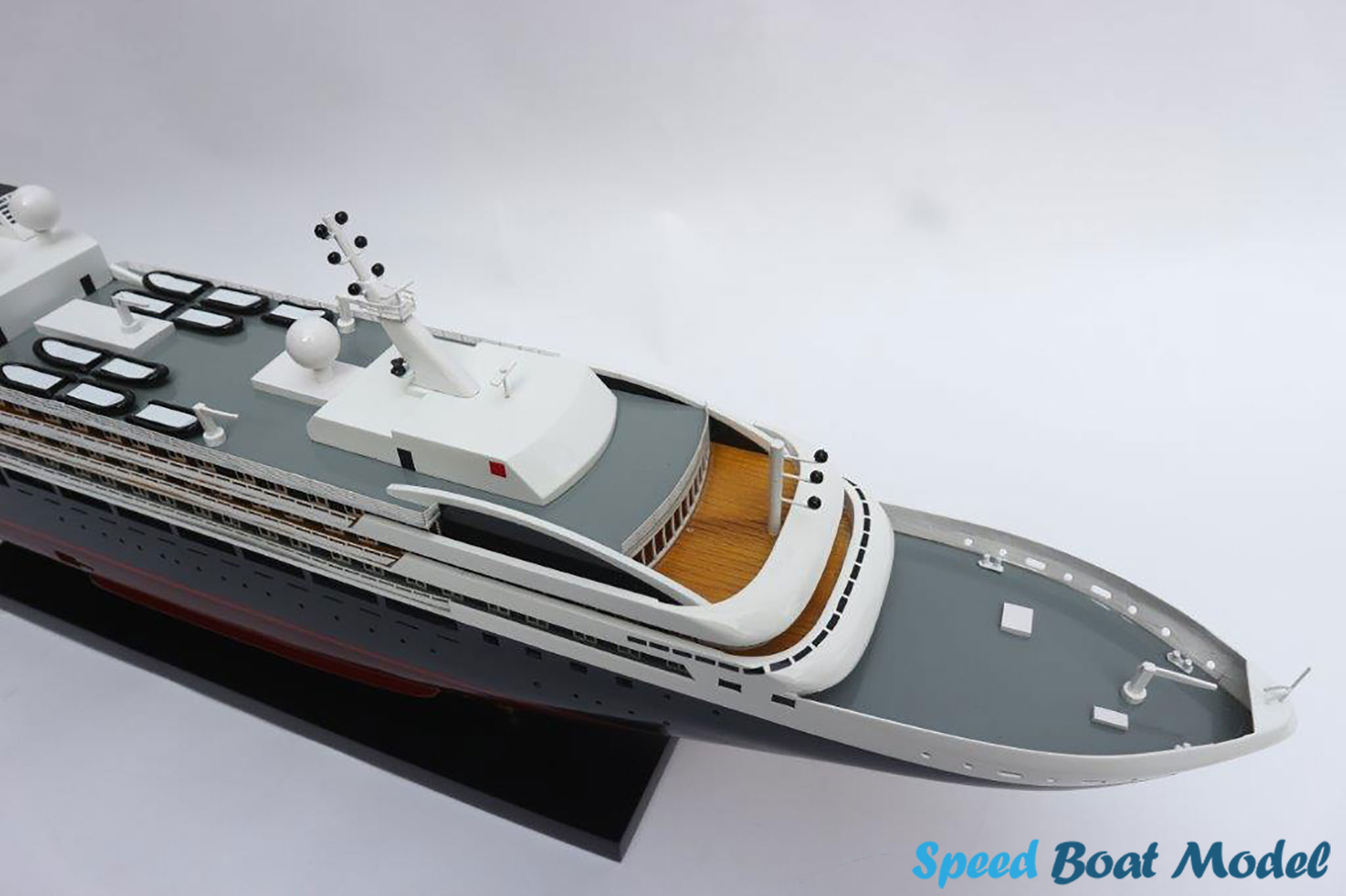 Le Boreal Ocean Liner Model 28" 26 Le Boreal Ocean Liner Model 28