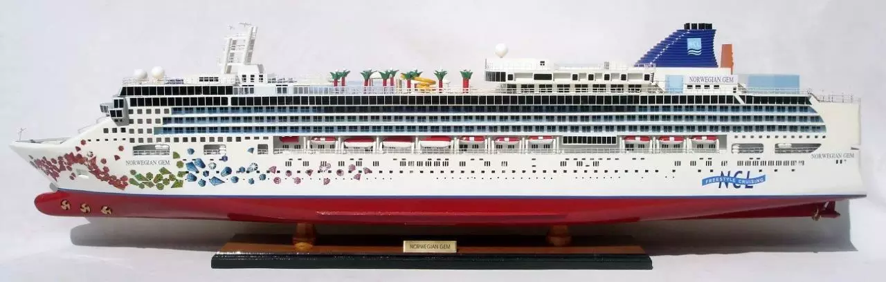 Ocean Liner Norwegian Gem Model (3)