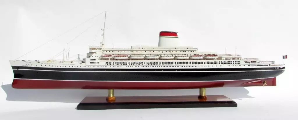 Ocean Liner SS Leonardo Da Vinci Black & Red Hull Model