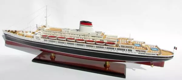 Ocean Liner SS Leonardo Da Vinci Black & Red Hull Model 12 Ocean Liner Ss Leonardo Da Vinci Black & Red Hull Model (4)