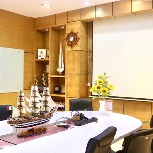 5 ways to display model boats in the office 3 5 Ways To Display Model Boats In The Office