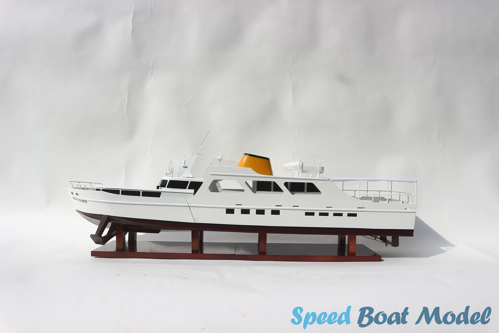 Disco Volante Modern Yacht Model 31.4