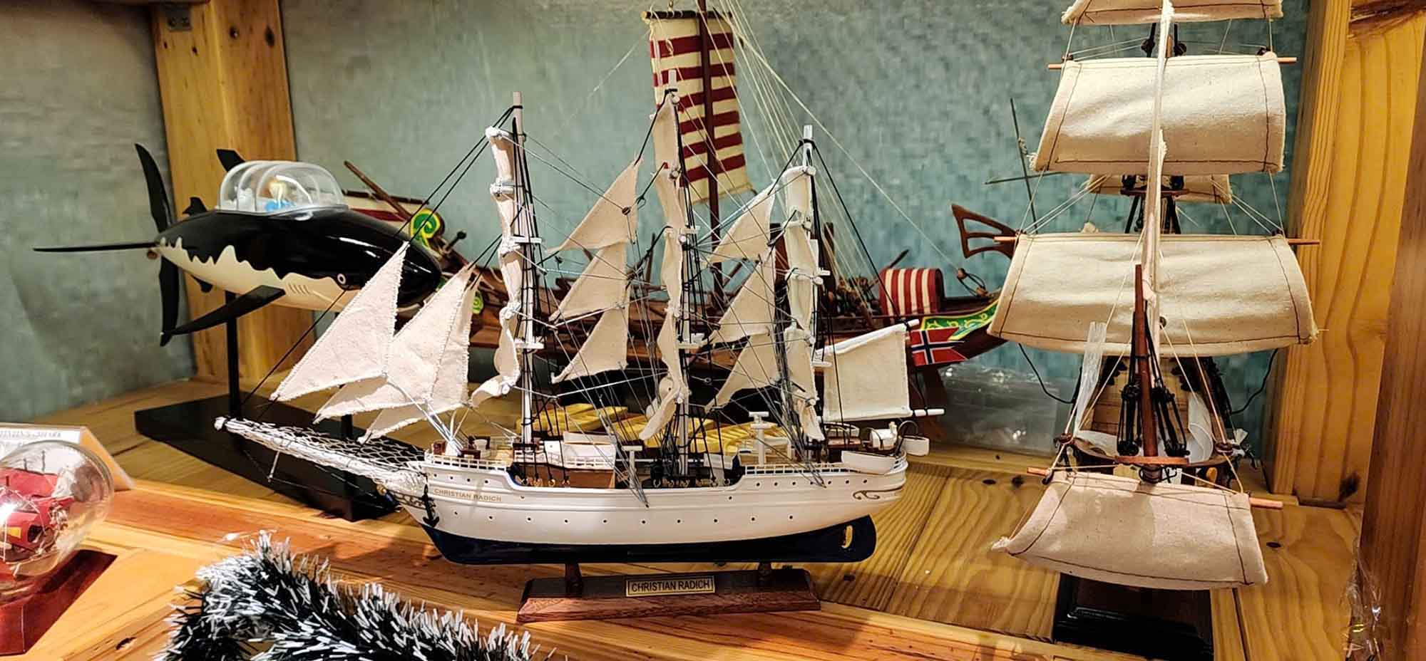 Small Wooden Display Boat Model (1) Speed Boad Model