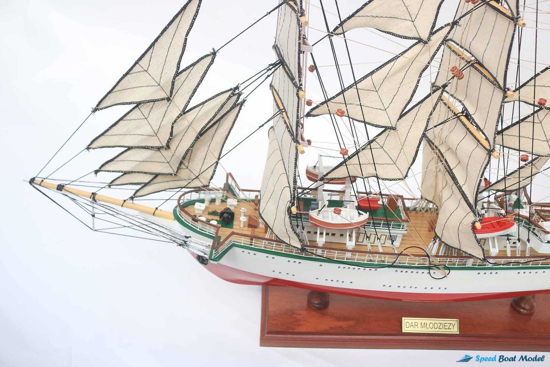 Dar Mlodziezy 1982 Poland Tall Ship Model (10) Speed Boad Model Dar Mlodziezy 1982 Poland Tall Ship Model (10) Speed Boad Model
