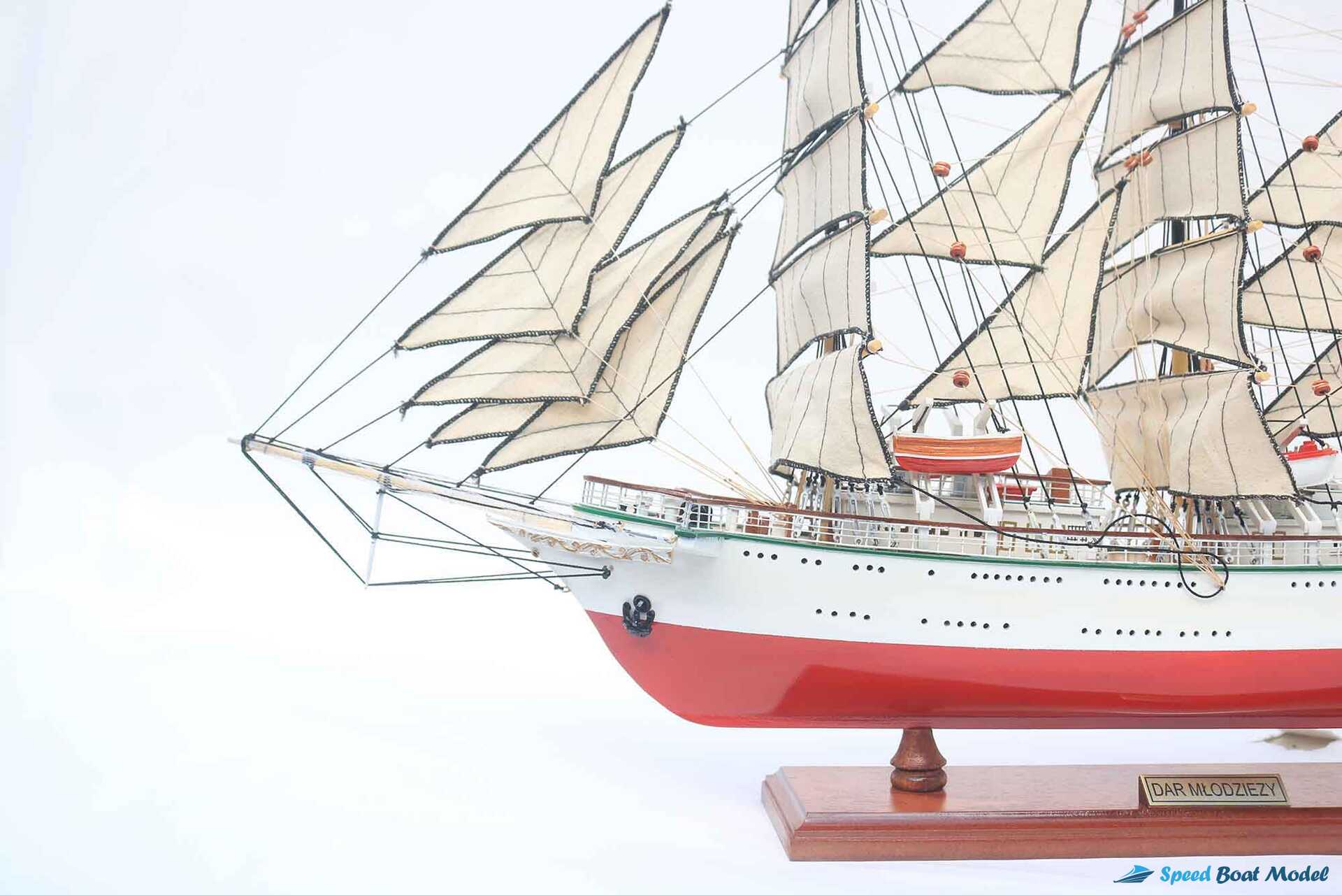 Dar Mlodziezy 1982 Poland Tall Ship Model (11) Speed Boad Model Dar Mlodziezy 1982 Poland Tall Ship Model (11) Speed Boad Model