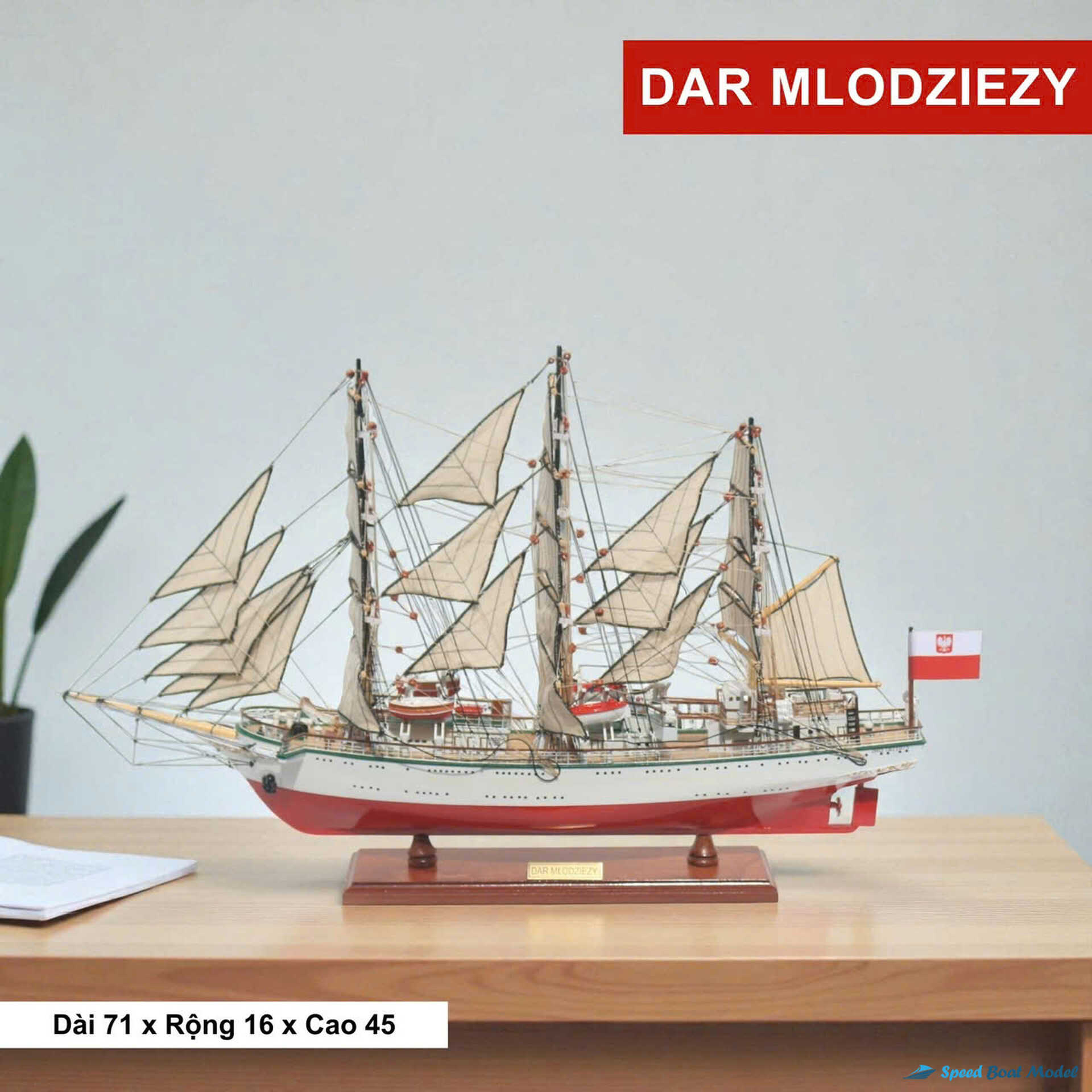 Dar Mlodziezy 1982 Poland Tall Ship Model Speed Boad Model